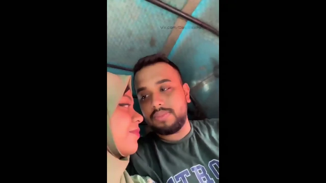 Desi hijab ladki ki chut chudai boyfriend ko boobs dikhakar