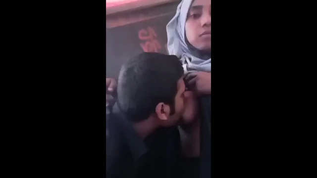 Hijab girl ke big boob suck kiya Bangla boy ne cafe me