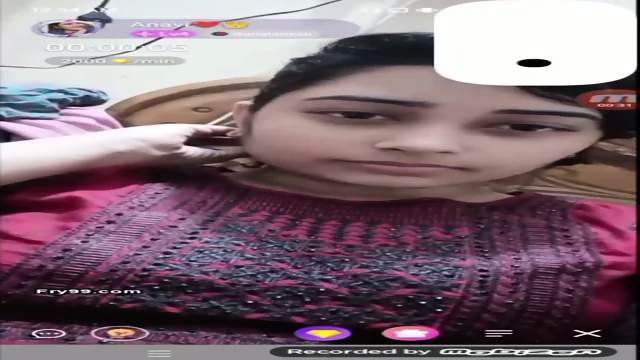 Beautiful Chamet cam girl nude round boobs showing