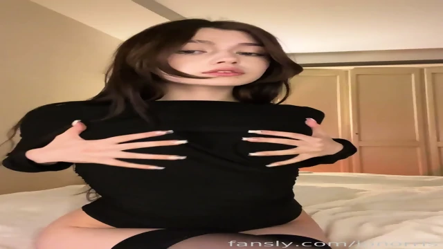 j0n0-teen-use-vibrator-in-black-lingerie-close-up