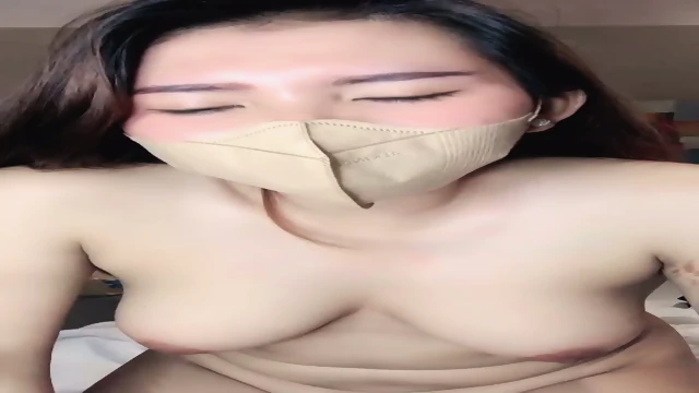 main sendiri di kamar hotel