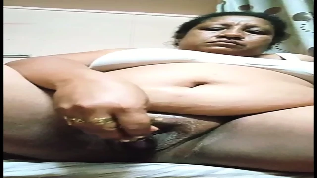 PNG centix mama plays with her big juicy pussy