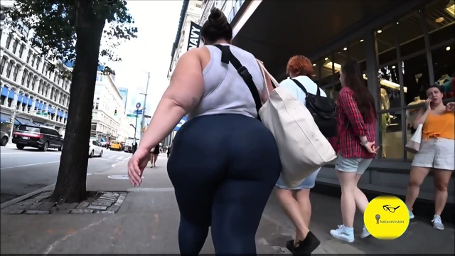 Fit Mega booty Ssbbw pawg in yoga Pants candid capture
