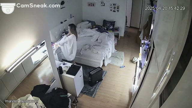 IPCAM - Teen with hot body changing in room