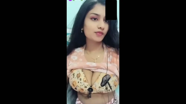 Bengali girl big boobs aur pussy dikhati hai xxx cam show par