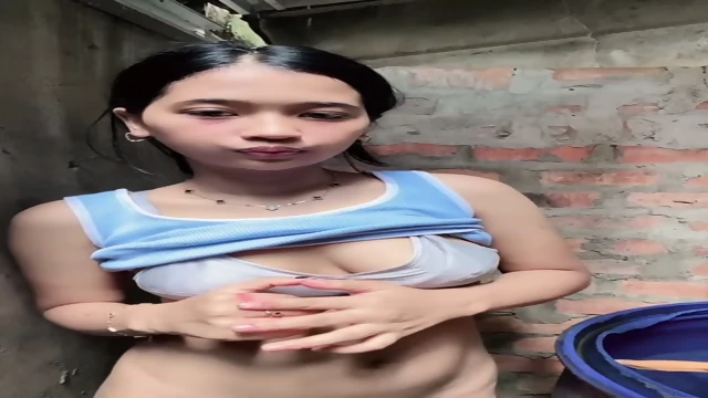 Cewek cantik hobi colmek dan pamer badan