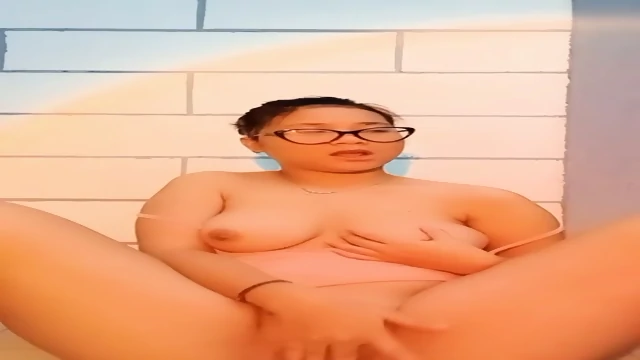 Ziela Kacamata Mainin Sendirian di Kamar Mandi