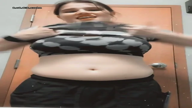 Ayesha Nay Apne Boobs Press Kye