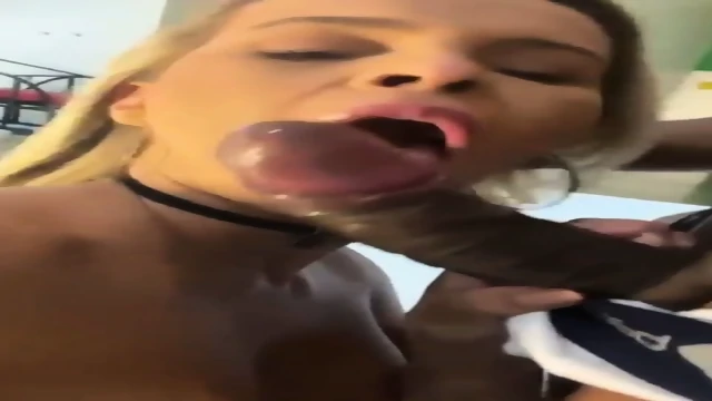 Coroa loira mamando gostoso