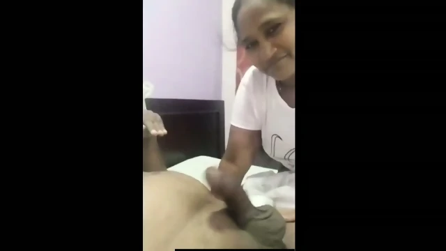 Hawasi bhabhi ne lund chusa pati ke dushman ka ghar par