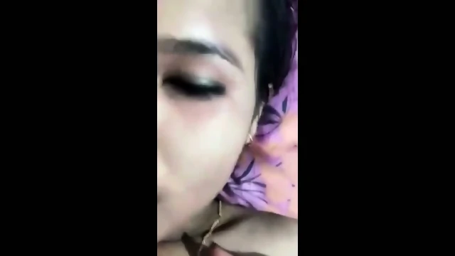 Desi sali ki nangi chut me beer ki bottle ghusa di jija ne