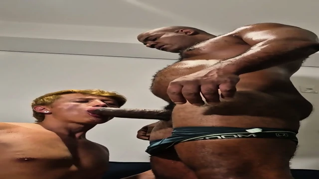 Alex Dotado 24cm - Comendo passivo e leitando a boca