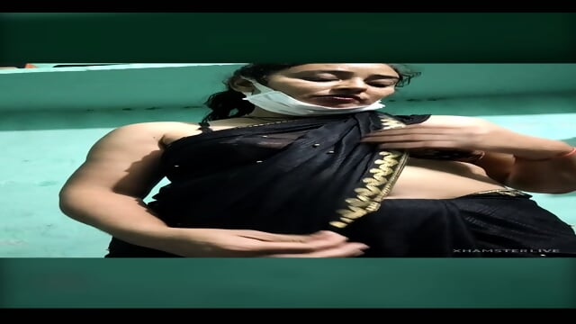 Desi bhabhi showing navel