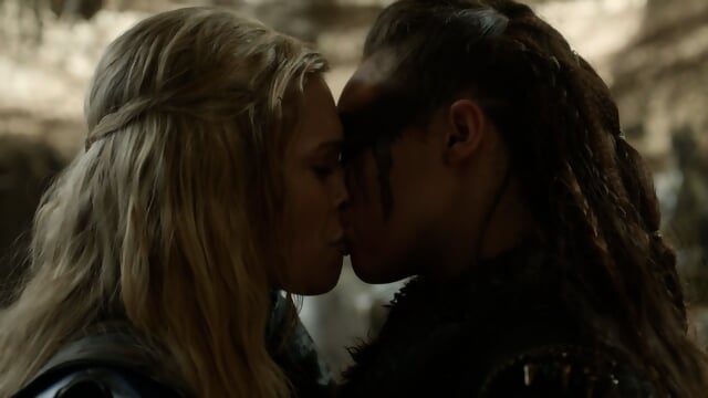 Alycia Debnam-Carey The 100 lesbian Kiss scene 1 (Looped)