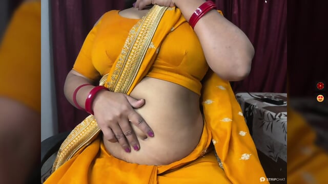 RITIKA BHABHI SHOWING HER CUTY NAVEL
