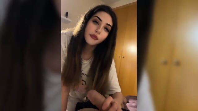 Cabalgo la polla de mi padrastro cuando termina de trabajar , lo relajo con mi culo en su polla