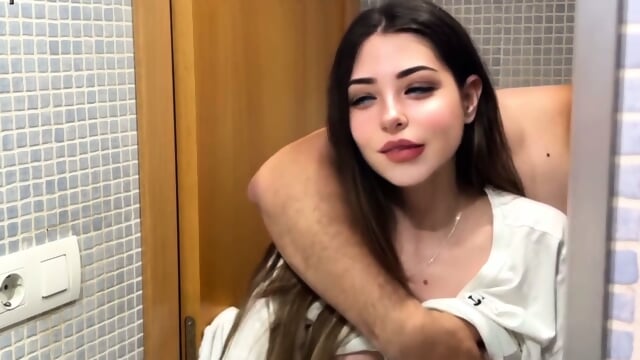 En el baÃ±o follo al amigo de mi novio y se corre dentro de mi, que caliente esta el semen