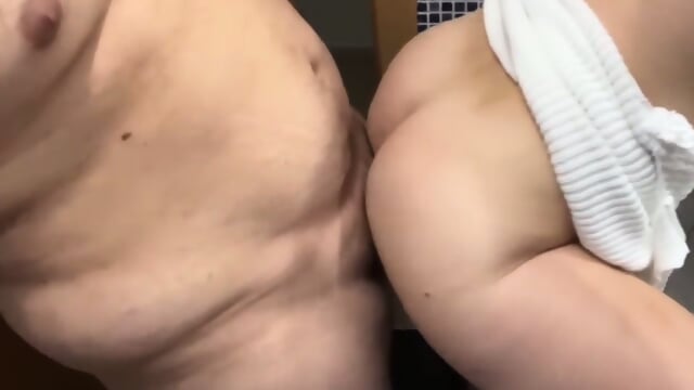 Mi padrastro es feliz cuando me folla y me graba, me atrapa antes de salir con mis amigas, y me folla como nunca, y me divierte mucho