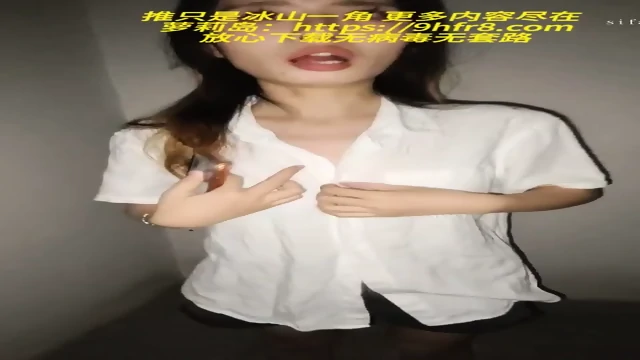 Cute Chinese petite fucked her boyfriend in school staircase at night