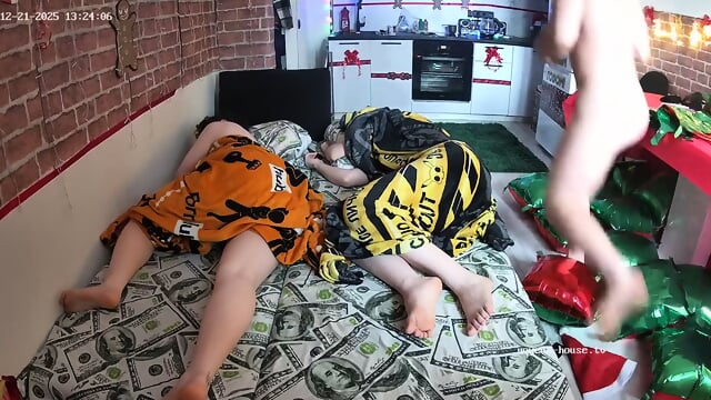 special candid REM sleeping bare feet closeup scenes Living room camera at Draca reallifecam apartment at Voyeur Hous 21.12.2025 from 13 h 16 min to 14 h 17 min