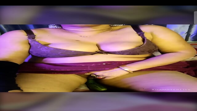 monaa-darling cucumber in pussy