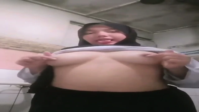 Tudung Chubby Melancap Dalam Toilet