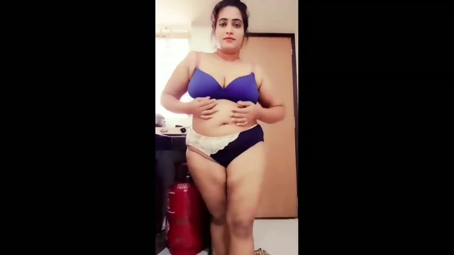 Randi wife saree strip karke big boobs dikhayi