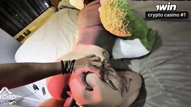 Ela ficou muito grata por ganhar um brinquedo de pelÃºcia da Amberzinha - XXX!