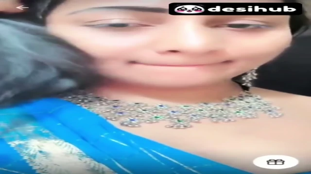 Hot Bhabhi Drops Saree Pallu To Tease Her Big Boobs Over Blouse