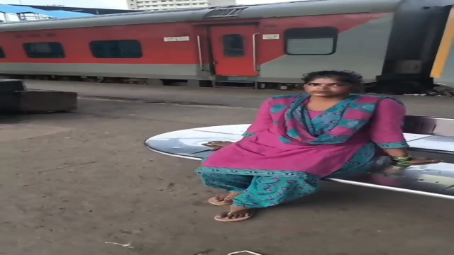 Bandra metro rail toilet me horny bhabhi fingering