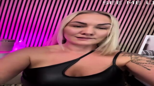 Curves & Gold: Styling Secrets for the Confident Blonde