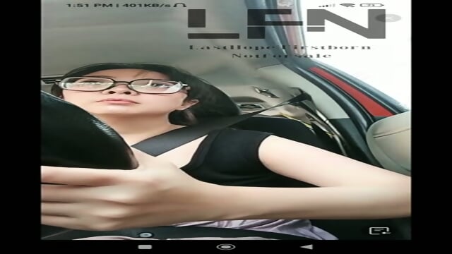 Kasihan Cici nya ada tanda bekas operasi di dada nya(bekas jahitan), tapi masih harus cari duit(nge live)