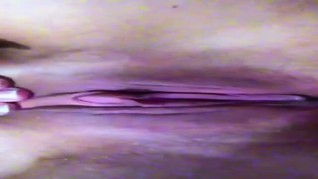 Loira cavala do grelo rosa se exibindo