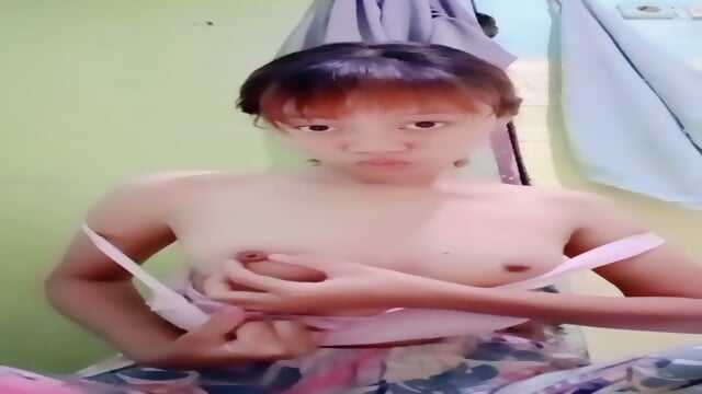 Gadis remaja cantik malu malu melalukan colmek di kamar mandi full Https://s.id/yangviral1