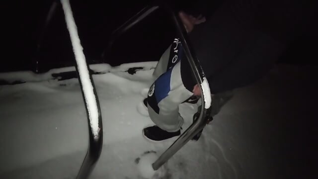 I'm a boy and I came across a lonely guy on the street at midnight. It was so cold outside that you didn't feel like doing anything.So I took him to the pool at my cousin's hotel, which is in a more secluded place, and there's also a pool there, and I rub