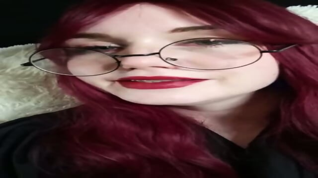 Talkative slut fucks herself