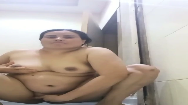 MILF Aunty Records Boobs and Pussy Video