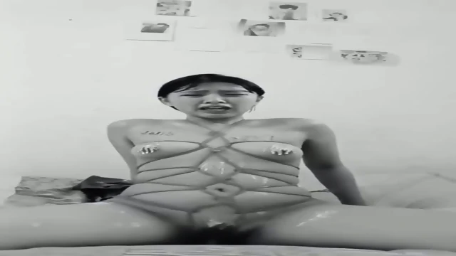 cewek cantik bdsm mainin puting pake lilin