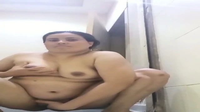 Desi aunty pussy show bathroom