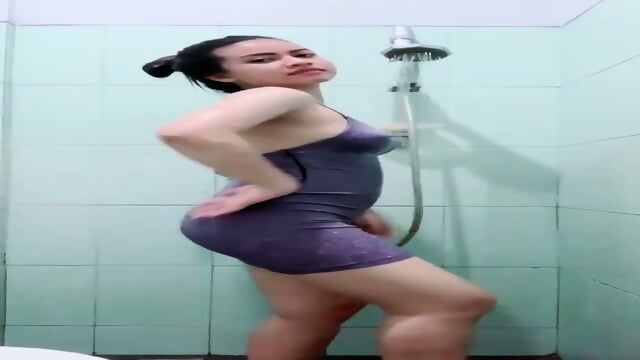 Live Cewe cantik mandi basah nampak uting