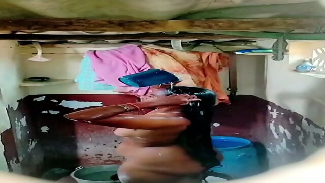Dusky Tamil Akka Bathing Secretly Captured