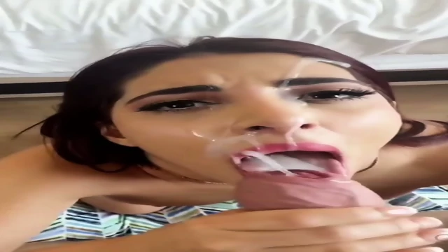 JESSICA SODI SE LLENA LA CARA DE CREMA