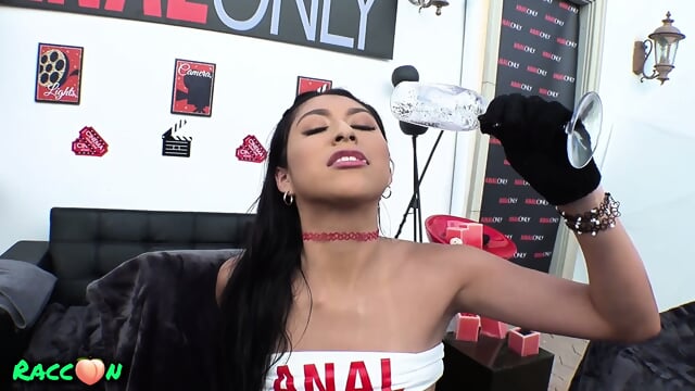 Penelope Woods is ready to anal