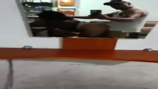 Seduce a MILF culona, se la coge en la silla y le llena la panocha de leche