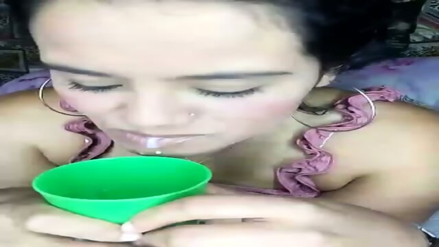 Esta puta madura le gusta sacar la leche de sus enormes tetas - zhayrarose
