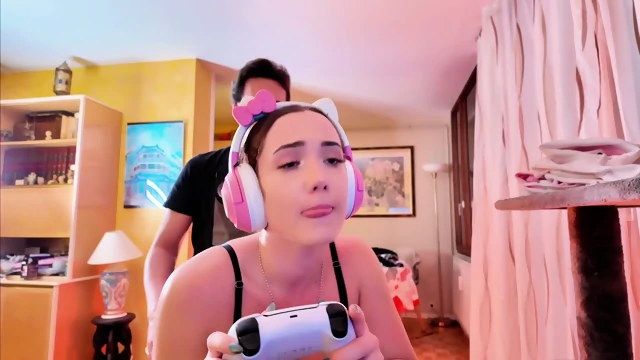 Surprendre Sa Meuf En Train De Jouer  Console  Baiser