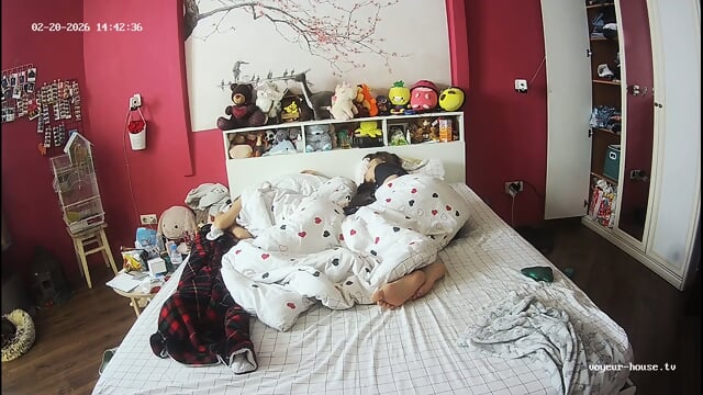 special candid sleeping perfect bare feet closeup scenes Bedroom camera at Gella Winston Wolfe reallifecam apartment at V 10 h 49 min to 15 h 25 min editat