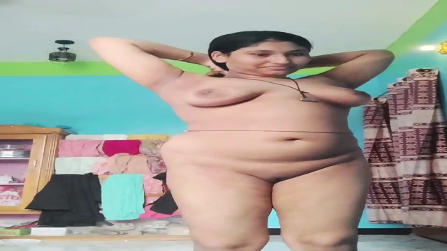 Bangladeshi Muslim Bhabhi Shows Ass & Big Boobs