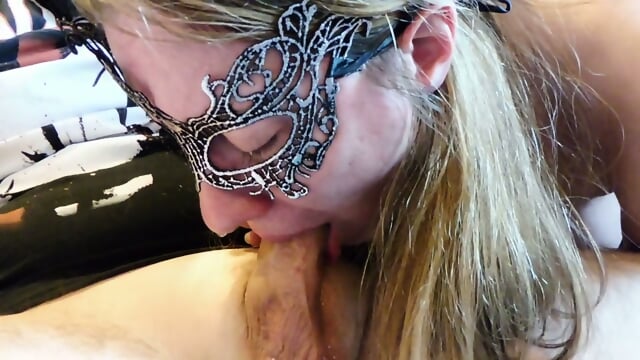 Deutsche Amateur-MILF gibt harten Deepthroat