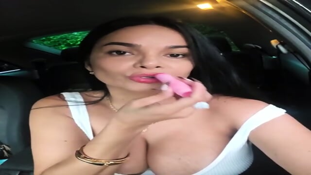 latina masturbandose en el auto